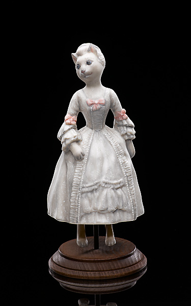 Кошка в белом с серебром