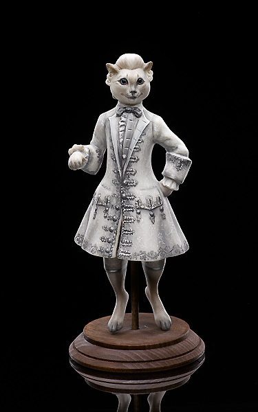 Кот в белом с  серебром